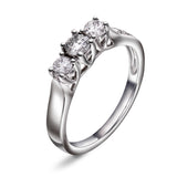 Diamantring i Gult/Hvitt Gull og tre Diamanter 0,50 TW/SI