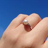 Perlering med diamant i hvitt gull, 7 mm, 0.08CT TWSI