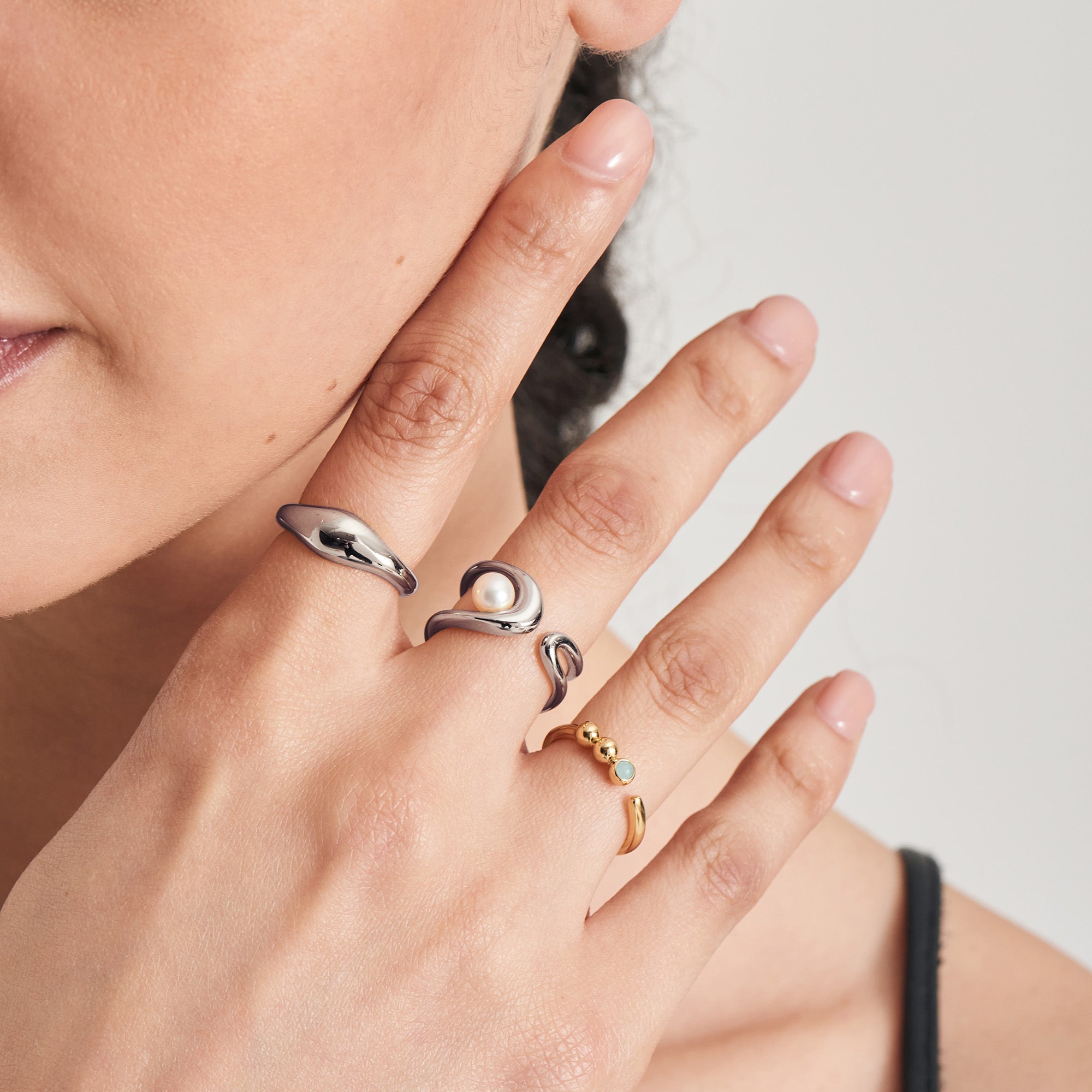 Hånd med ringer – slik måler du ringstørrelse | Diamanthuset