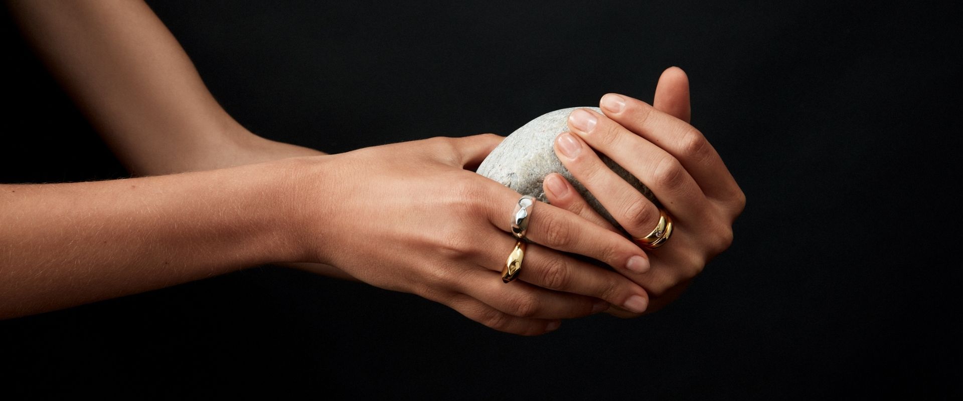 Hender med gullringer og diamant – diamantkvalitet og de 4 C-ene | Diamanthuset