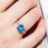 Bloom Diamantring i Hvitt Gull - 0.20ct tw/si Diamanter - 2.40ct Blå Topas  - 14kt Gull (585)