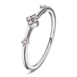 Ring i Gult/Hvitt Gull med diamanter på ringskinna, 0.10ct