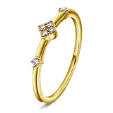 Ring i Gult/Hvitt Gull med diamanter på ringskinna, 0.10ct