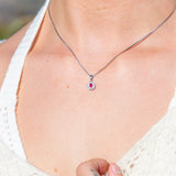 Diana Diamantanheng med rubin og diamanter 0.03ct si/tw