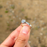 Victoria enstens diamantring i Hvitt/Gult Gull, 1.00CT TWSI - Med Intenasjonalt Diamantsertifikat