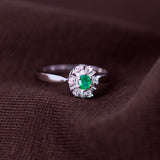Diana Diamantring med smaragd i hvitt gull, 0.03CT TWSI
