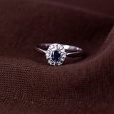 Diana Diamantring med safir i hvitt gull, 0.03CT TWSI