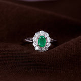 Diana Diamantring med smaragd i hvitt gull, 0.50CT TWSI