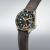 SEIKO 5 GMT - tofarget stål og gull - brun rem - dato - vanntett  SSK036K1