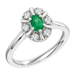 Diana Diamantring med smaragd i hvitt gull, 0.03CT TWSI - Diamanthuset