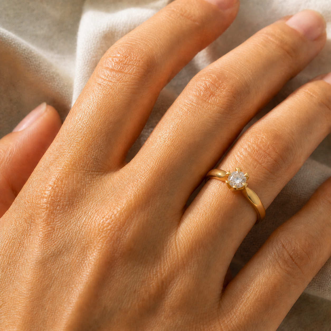 Enstensring 0,50 ct – gult gull på hånd – Diamanthuset