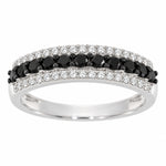 Ring i Hvitt Gull, 0.25ct Hvit Topas og 0.50ct Svarte Diamanter – sett forfra – Diamanthuset
