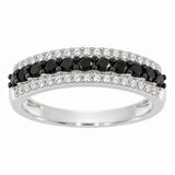 Ring i Hvitt Gull, 0.25ct Hvit Topas og 0.50ct Svarte Diamanter – sett forfra – Diamanthuset