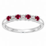 Ring i Hvitt Gull (585), 0.01ct TWSI Diamanter og Rubiner – sett forfra – Diamanthuset