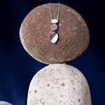 Roma byLone: Hengende sølvsmykke inspirert av naturen i børstet sølv med zirkonia (925)