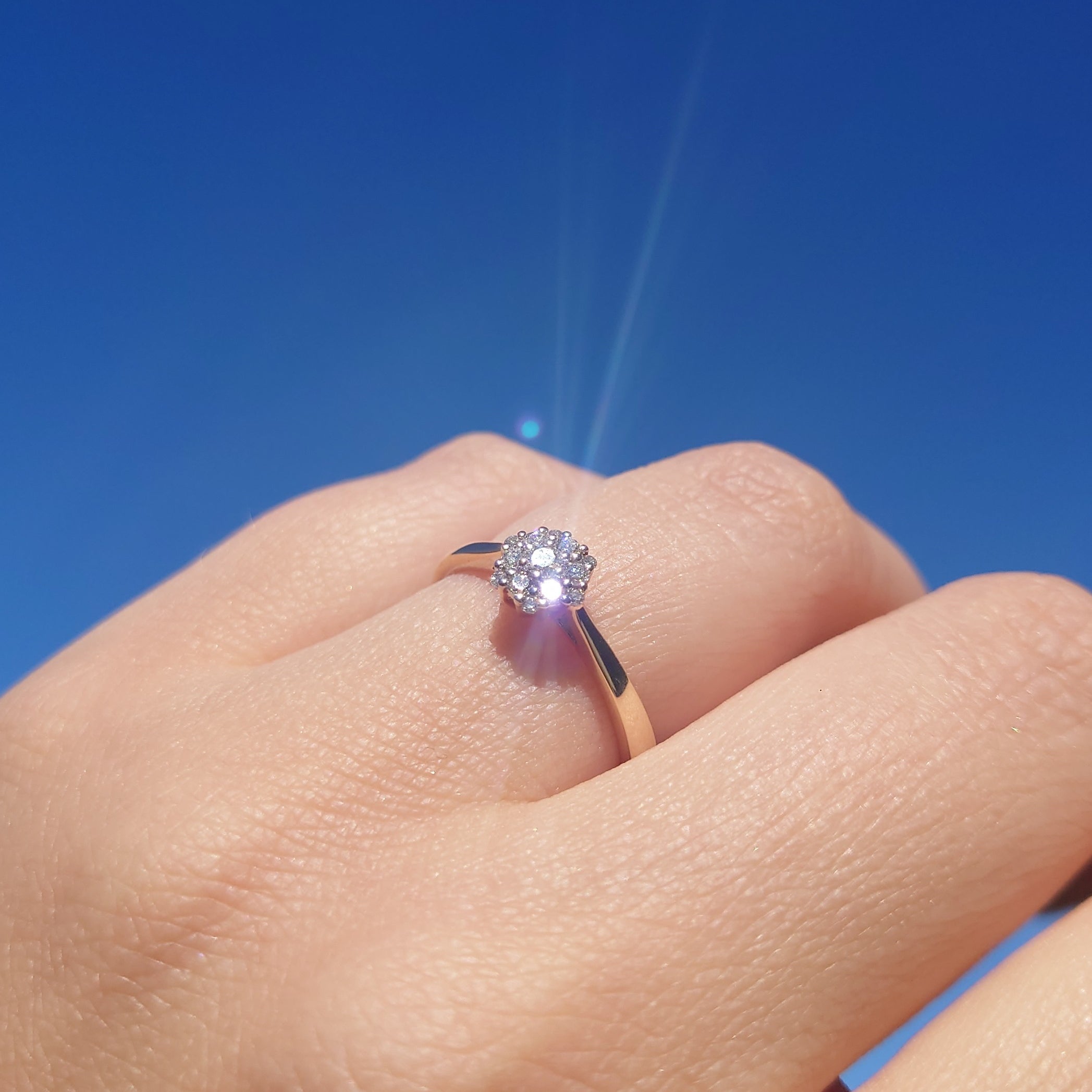 Rosettring i gult/hvitt gull, 0,25 ct – bilde 3 – Diamanthuset